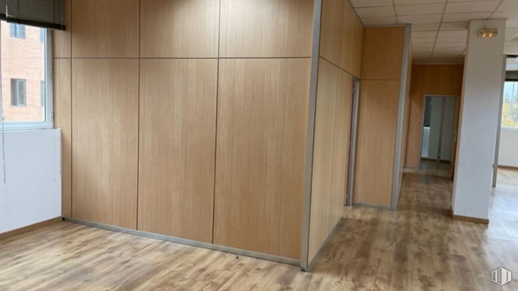 Office for rent at Calle Nestares, 20, Arganzuela, Madrid, 28045 with wardrobe, wood, fixture, building, hall, flooring, wood stain, floor, automotive exterior and hardwood around