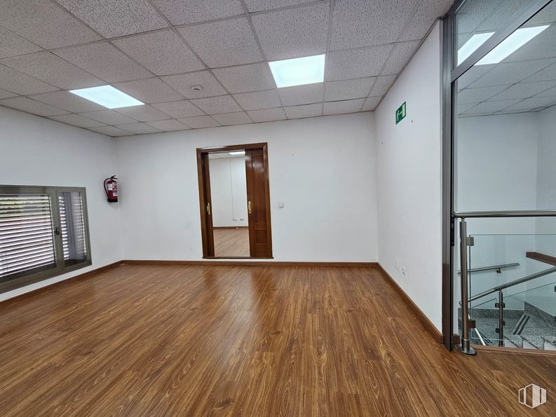 Nave en alquiler y venta en Calle Granja, Alcobendas, Madrid, 28108 con lámpara, edificio, accesorio, madera, persiana de la ventana, hall, interiorismo, suelos, suelo laminado y suelo alrededor