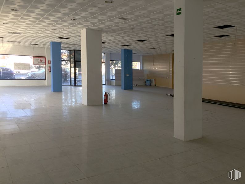 Local en alquiler y venta en Avenida Constitución, 184, Torrejón de Ardoz, Madrid, 28850 con accesorio, piso, suelo, vidrio, techo, espacio, evento, ciudad, material de construcción y arte alrededor