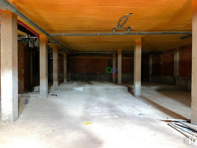 Retail for rent at Plaza Consejo, Guadalajara, 19001 with property, fixture, flooring, floor, wood, building material, composite material, hall, ceiling and concrete around