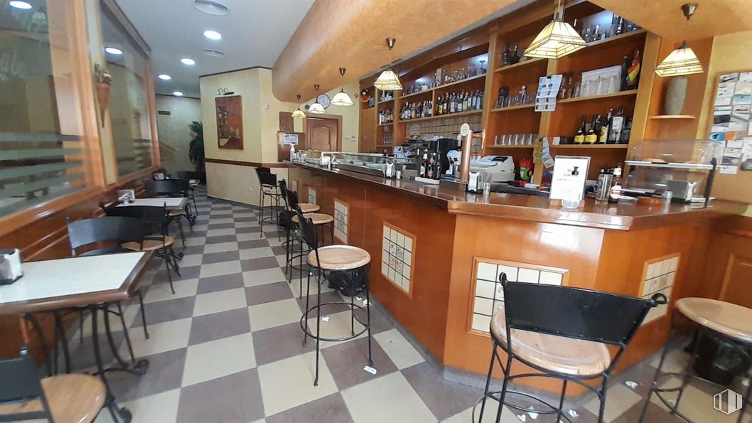 Nave en alquiler y venta en Calle Málaga, Valdemoro, Madrid, 28341 con mesa, taburete, silla, alumbrado, mueble, propiedad, estante, interiorismo, edificio y barware alrededor