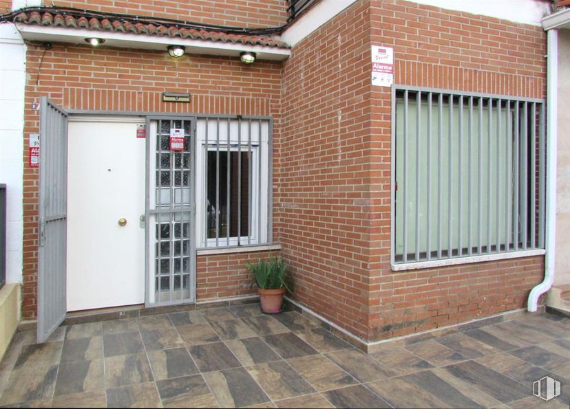 Local en venta en Calle Maestro Serrano, Collado Villalba, Madrid, 28400 con ventana, puerta, planta de interior, planta, edificio, propiedad, accesorio, albañilería, ladrillo y madera alrededor