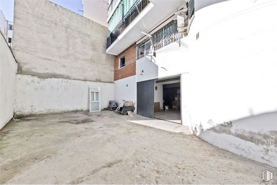 Retail for sale at Calle Radio, 32, Carabanchel, Madrid, 28019 with house, window, asphalt, building, urban design, road surface, facade, composite material, city and concrete around