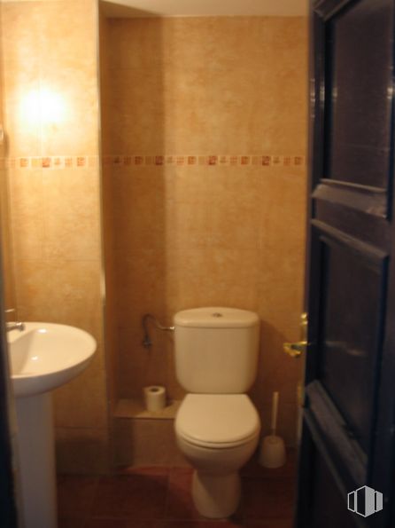 Retail for sale at Calle Eduardo Requenas, 38, Puente de Vallecas, Madrid, 28018 with toilet, sink, door, property, toilet seat, light, fixture, purple, bathroom and plumbing fixture around