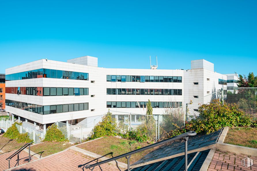 Oficina en alquiler en Edificio América I, Avenida Bruselas, 13, Alcobendas, Madrid, 28108 con edificio, cielo, planta, propiedad, bloque de torre, árbol, condominio, diseño urbano, edificio comercial y fachada alrededor