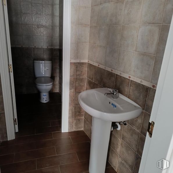 Office for rent at Avenida Constitución, Móstoles, Madrid, 28931 with sink, toilet, tap, property, plumbing fixture, bathroom sink, bathroom, purple, fluid and building around