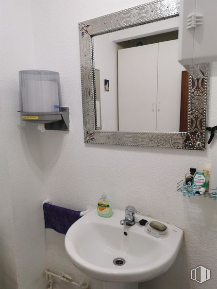 Oficina en alquiler en Avenida de la Constitución, 16, Móstoles, Madrid, 28931 con fregadero, espejo, grifo, lavabo, accesorios de fontanería, propiedad, blanco, cuarto de baño, interiorismo y fluido alrededor