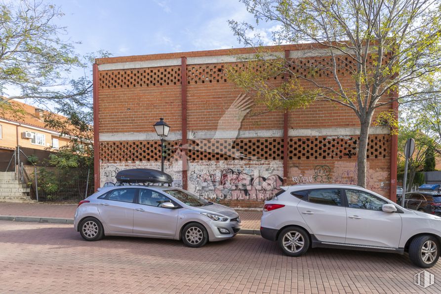 Retail for sale at Calle Valdeorilla, Daganzo de Arriba, Madrid, 28814 with car, tire, wheel, building, land vehicle, vehicle, sky, property, automotive tire and motor vehicle around