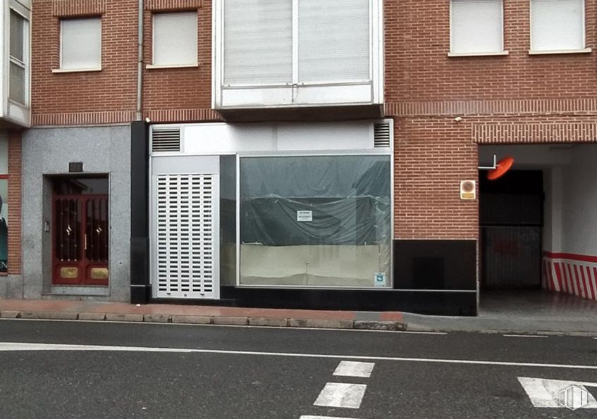 Retail for sale & for rent at Avenida de Madrid, Ávila, 05001 with window, door, building, property, fixture, road surface, asphalt, brickwork, brick and wood around