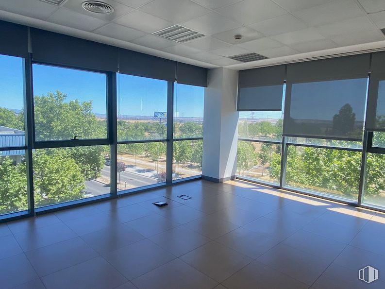 Oficina en alquiler en Edificio Inbisa, Avenida Pirineos, 7, San Sebastián de los Reyes, Madrid, 28700 con edificio, día, cielo, ventana, accesorio, sombra, diseño de interiores, piso, casa y suelo alrededor