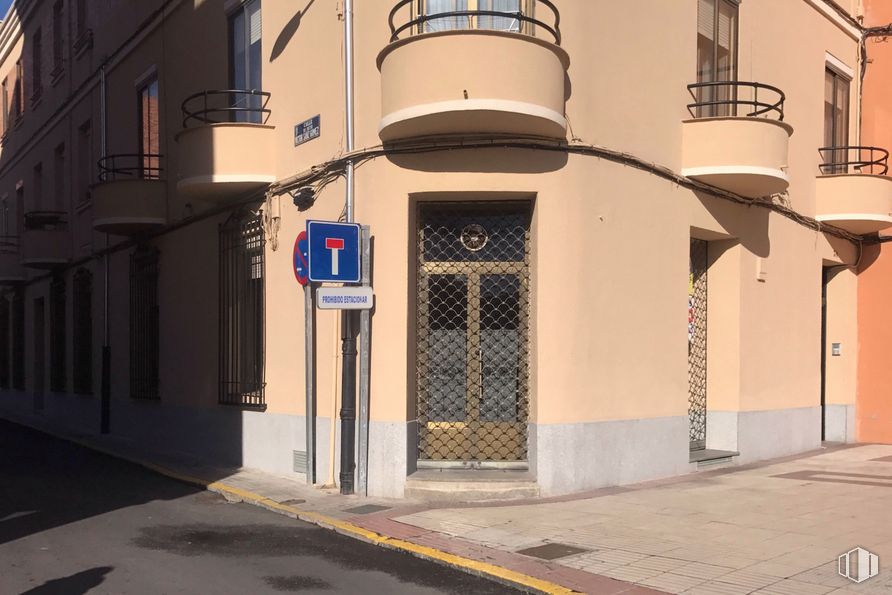 Local en alquiler en Avenida Obispo Quesada, Segovia, 40006 con puerta, edificio, ventana, arquitectura, superficie de carretera, área residencial, pared, sombra, fachada y bienes raíces alrededor