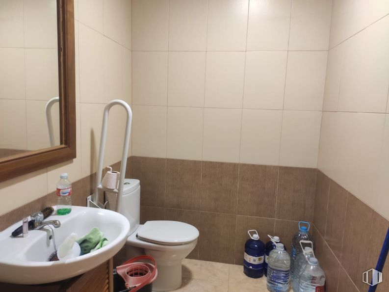 Local en venta en Zona centro, Quintanar de la Orden, Toledo, 45800 con inodoro, fregadero, botella, accesorios de fontanería, lavabo, suelos, cuarto de baño, asiento del inodoro, suelo y grifo alrededor