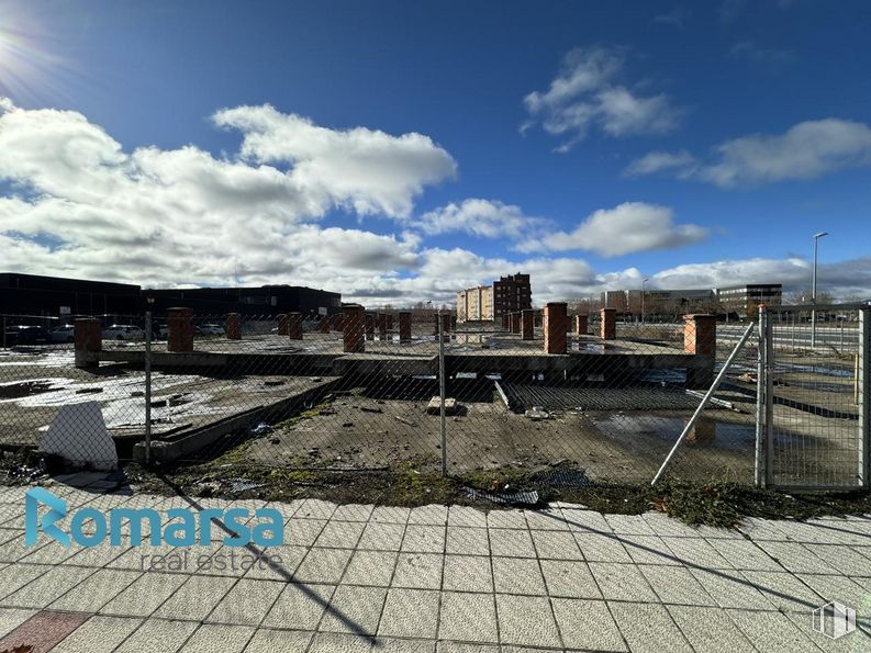 Suelo en venta en Calle Igualdad, Ávila, 05003 con nube, cielo, edificio, diseño urbano, paisaje, horizonte, ciudad, cúmulo, asfalto y valla alrededor