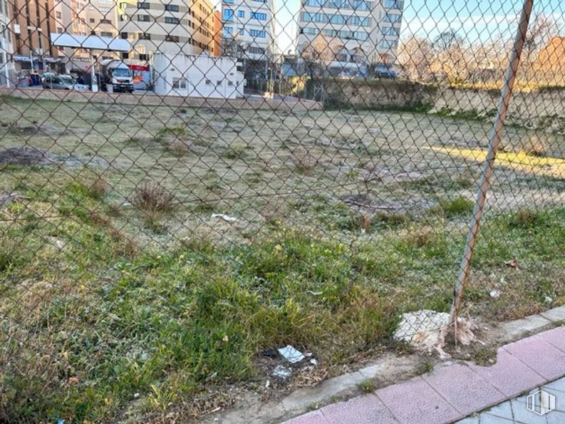 Suelo en alquiler en Calle Muguet, 15, Carabanchel, Madrid, 28044 con edificio, planta, valla, terreno, malla, hierba, cerca de alambre, cubierta vegetal, paisaje y árbol alrededor