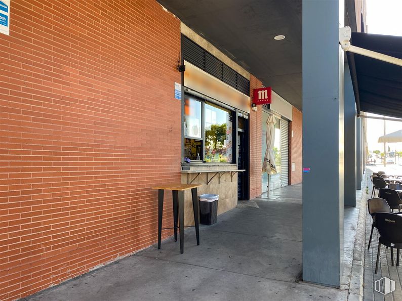 Local en venta en Calle Pablo Picasso, Alcorcón, Madrid, 28922 con mesa, silla, taburete, restaurante y limpieza alrededor