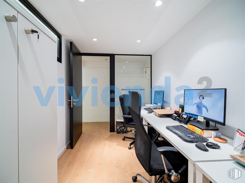 Oficina en venta en Plaza José Moreno Villa, Moncloa - Aravaca, Madrid, 28008 con pantalla de ordenador, teclado del ordenador, silla, escritorio, ordenador, mesa, ordenador personal, mueble, periférico y escritorio del ordenador alrededor