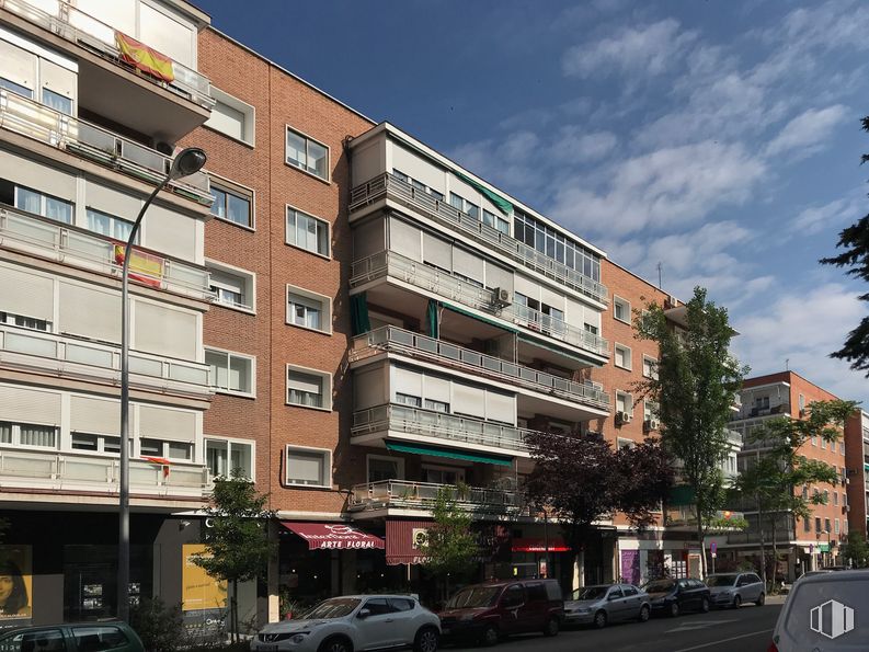 Local en alquiler y venta en Avenida Bruselas, 45, Salamanca, Madrid, 28028 con coche, edificio, cielo, nube, neumático, rueda, ventana, diseño urbano, arquitectura y condominio alrededor