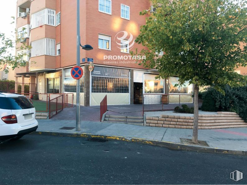 Local en alquiler en Zona consolidada, Arganda del Rey, Madrid, 28500 con coche, edificio, luz de estacionamiento, planta, ventana, matrícula del vehículo, vehículo, luces traseras y de freno, superficie de la carretera y iluminación del automóvil alrededor