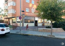 Retail for rent at Zona consolidada, Arganda del Rey, Madrid, 28500 with car, building, automotive parking light, plant, window, vehicle registration plate, vehicle, automotive tail & brake light, road surface and automotive lighting around