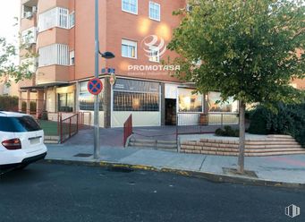 Local en alquiler en Zona consolidada, Arganda del Rey, Madrid, 28500 con coche, edificio, luz de estacionamiento, planta, ventana, matrícula del vehículo, vehículo, luces traseras y de freno, superficie de la carretera y iluminación del automóvil alrededor