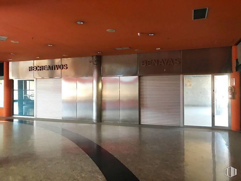 Local en alquiler y venta en Centro Comercial Zoco Europa, Calle Viena, 2, Toledo, 45005 con persiana de la ventana, accesorio, diseño de interiores, piso, pasillo, suelo, bienes raíces, techo, tintes y matices y vidrio alrededor