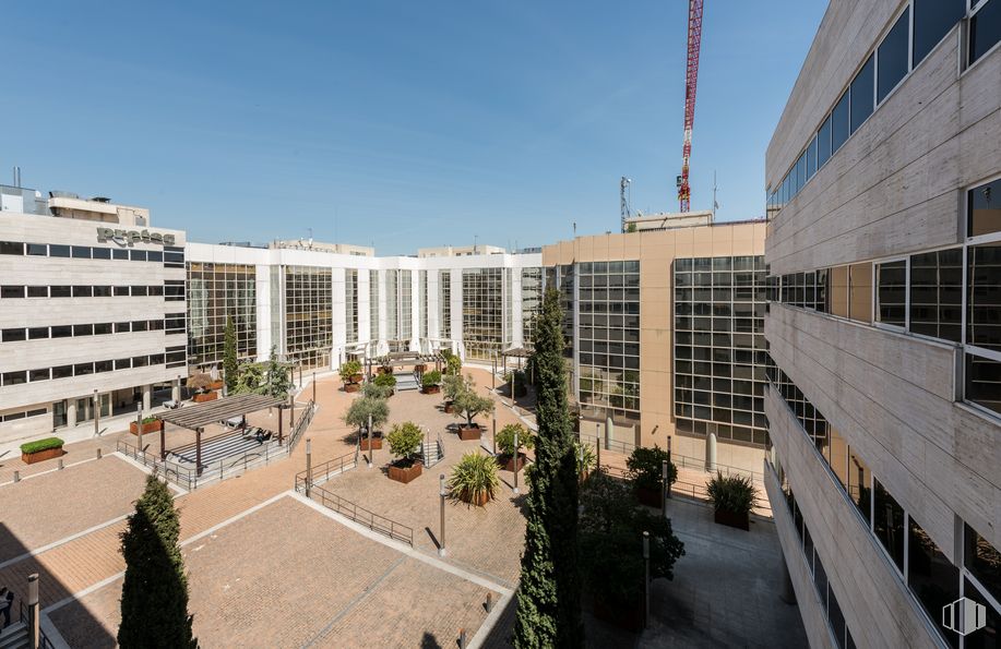 Oficina en alquiler en E 2, Calle Julián Camarillo, 29, San Blas - Canillejas, Madrid, 28037 con edificio, ventana, cielo, planta, bloque de torres, diseño urbano, árbol, condominio, casa y edificio comercial alrededor