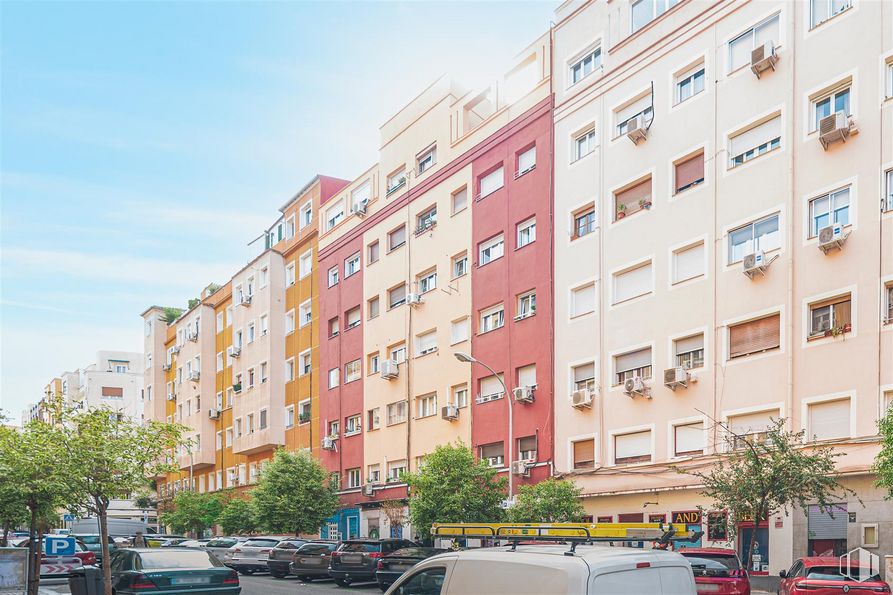 Retail for sale at Calle Joaquín María López, Chamberí, Madrid, 28015 with car, land vehicle, building, sky, vehicle, tire, window, tree, wheel and street light around