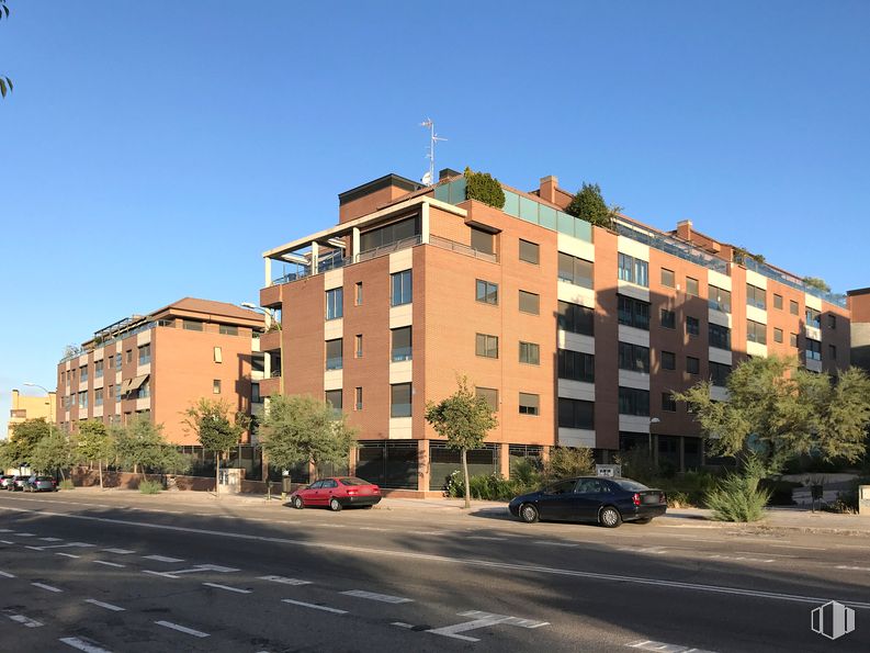 Local en venta en Avenida Monasterio de Silos, 36, Fuencarral - El Pardo, Madrid, 28034 con coche, edificio, cielo, planta, ventana, luz de la calle, árbol, vehículo, diseño urbano y condominio alrededor