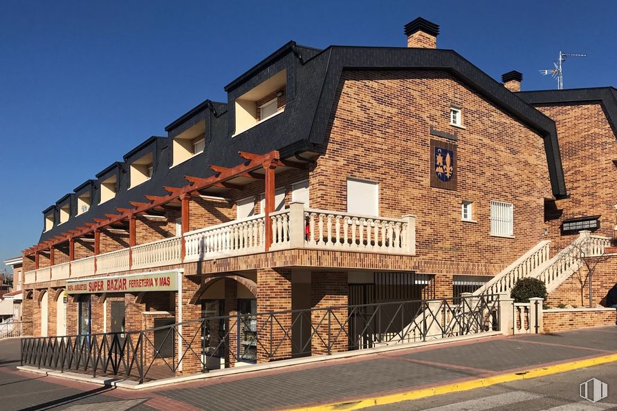 Retail for sale at Calle Cordel Hormigos, 1, Casarrubios del Monte, Toledo, 45950 with house, sky, building, window, wood, urban design, residential area, facade, city and brick around