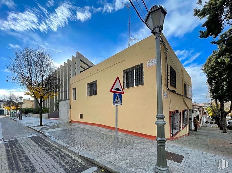 Industrial for rent at Calle Buenavista, Navalcarnero, Madrid, 28600 with window, road surface, town, neighbourhood, street, asphalt, urban design, sidewalk, mixed-use and public utility around