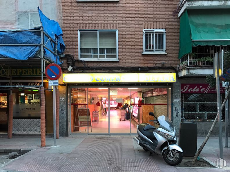 Local en alquiler y venta en Calle Boltaña, 19, San Blas - Canillejas, Madrid, 28022 con neumático, ventana, motocicleta, edificio, rueda, fotografía, vehículo, infraestructura, superficie de carretera y arquitectura alrededor