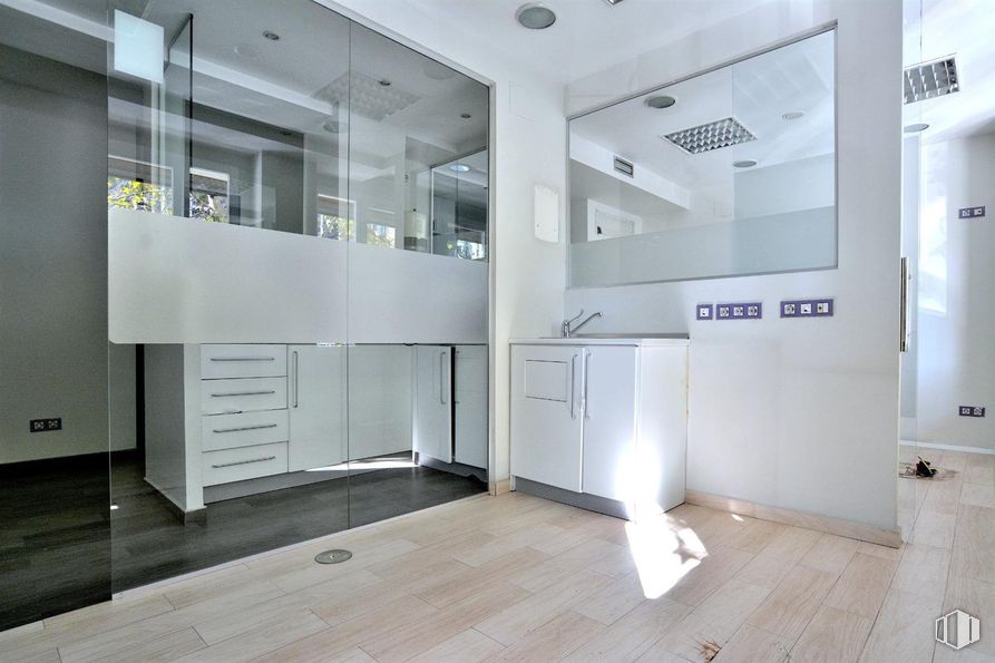 Oficina en alquiler en Calle Orense, Tetuán, Madrid, 28020 con ebanistería, alacena, edificio, accesorio, madera, casa, interiorismo, suelos, suelo y hall alrededor