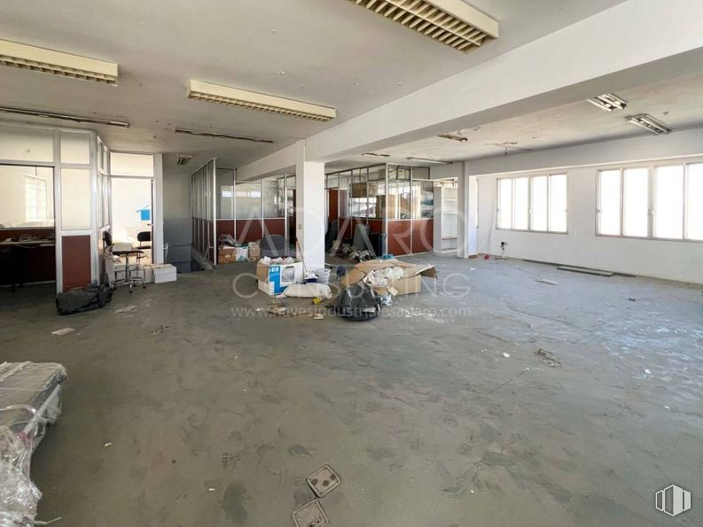 Industrial for sale at Calle Impresores, Getafe, Madrid, 28906 with lighting, window, light fixture, floor, flooring, ceiling, composite material, hall, concrete and building material around