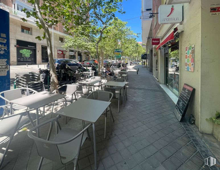 Local en alquiler en Zona Estadio Santiago Bernabéu, Tetuán, Madrid, 28020 con silla, mesa, mueble, edificio, maceta, planta, árbol, planta de interior, diseño urbano y superficie de la carretera alrededor