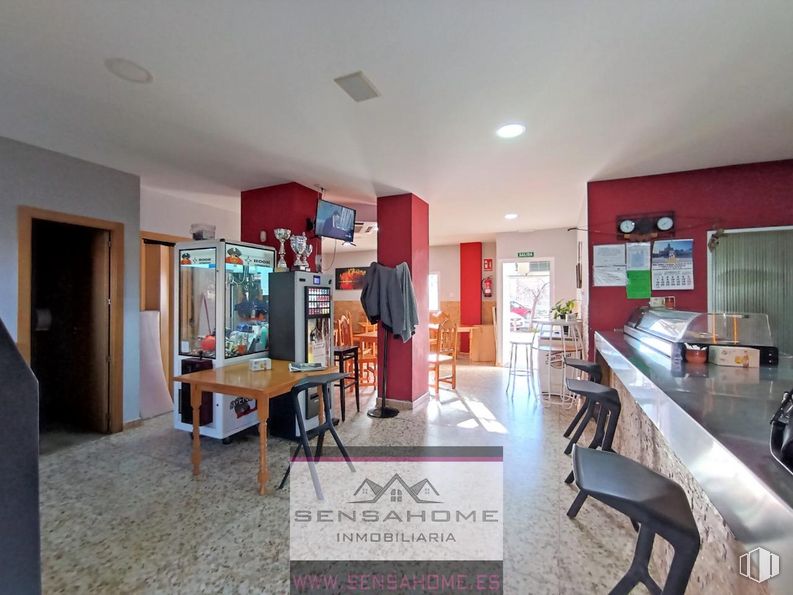 Local en alquiler y venta en Calle Abubilla, Aranjuez, Madrid, 28300 con mesa, silla, edificio, mueble, estantería, estantería, estantería, casa, televisión y diseño de interiores alrededor