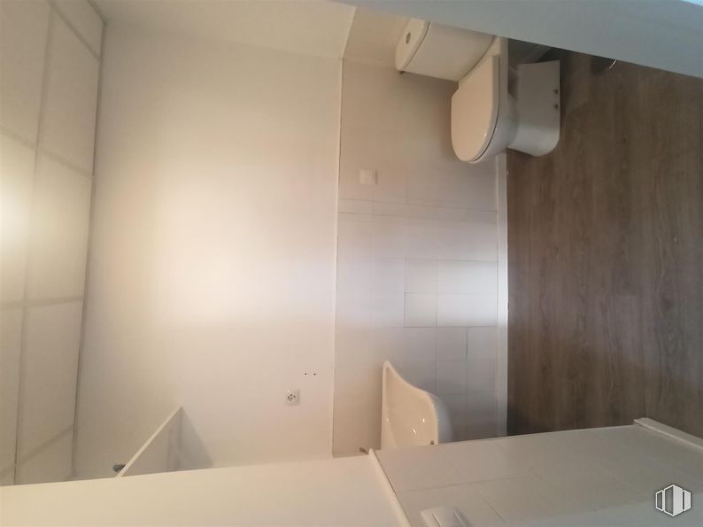 Retail for rent at Calle Martin Muñoz de Posadas, 5, Villa de Vallecas, Madrid, 28031 with flooring, floor, interior design, room, grey, tile, tile flooring, silver, cleanliness and plumbing fixture around