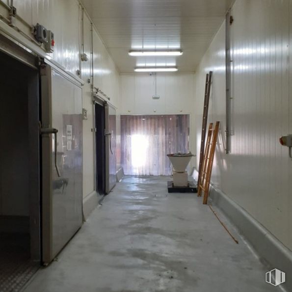 Industrial for sale at Avenida Fuenlabrada, Humanes de Madrid, Madrid, 28970 with furniture, fixture, floor, flooring, wood, ceiling, building material, gas, composite material and door around