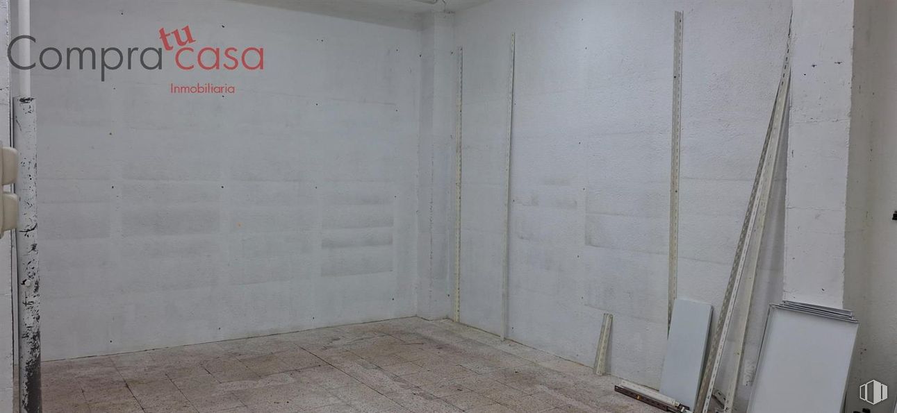 Retail for sale & for rent at Calle José Zorrilla, Segovia, 40002 with floor, flooring, building material and plaster around