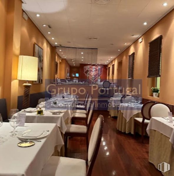 Local en alquiler en Castellana - Salamanca, Salamanca, Madrid, 28006 con silla, alumbrado, vajilla, mantel, restaurante, ropa de cama, hotel, banquete, madera dura y tinte para madera alrededor