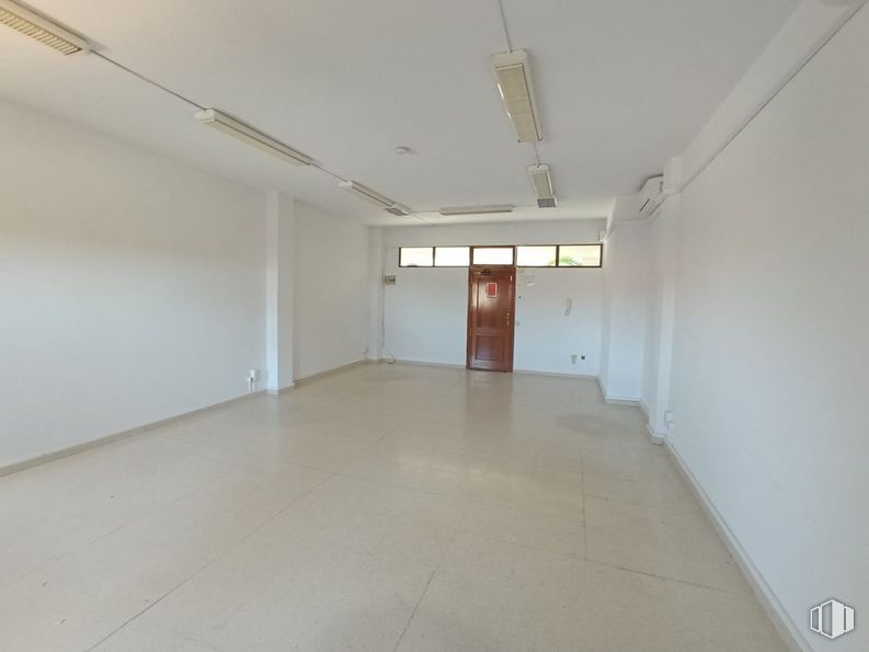 Oficina en alquiler y venta en Carretera Miraflores, Colmenar Viejo, Madrid, 28770 con alumbrado, puerta, accesorio, hall, suelo, suelos, techo, madera, edificio y material compuesto alrededor