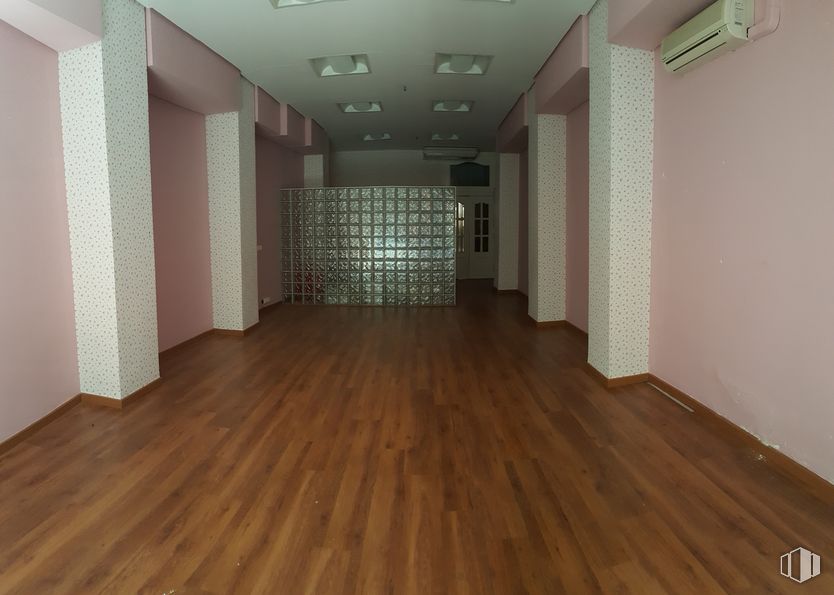 Retail for sale & for rent at Calle Trinidad, Talavera de la Reina, Toledo, 45600 with building, fixture, hall, wood, flooring, floor, wood stain, laminate flooring, plank and varnish around