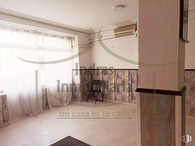 Retail for rent at Zona Ventilla - Almenara, Tetuán, Madrid, 28029 with chair, property, building, wood, hall, interior design, flooring, floor, wall and hardwood around