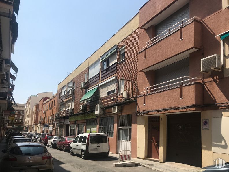 Retail for sale & for rent at Calle Bernardina Aranguren, 8, Carabanchel, Madrid, 28025 with car, van, building, window, land vehicle, sky, automotive parking light, vehicle, tire and infrastructure around