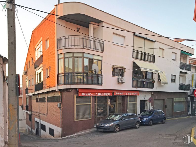 Local en alquiler y venta en Calle Mercado, 12, Campo Real, Madrid, 28510 con coche, ventana, edificio, neumático, cielo, propiedad, luz de estacionamiento automotriz, rueda, vehículo y placa de matrícula del vehículo alrededor