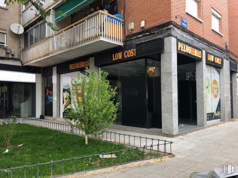 Local en venta en Avenida Portugal, 12, Móstoles, Madrid, 28932 con edificio, planta, ventana, diseño urbano, inmobiliario, fachada, puerta, ciudad, acera y edificio comercial alrededor