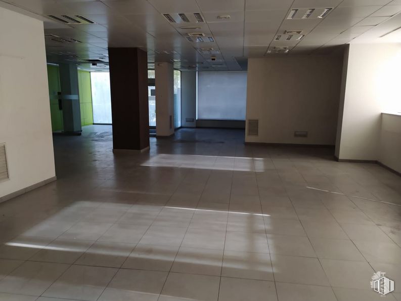 Local en alquiler y venta en Calle Pintor Rosales, Móstoles, Madrid, 28932 con accesorio, suelos de baldosas, pasillo, piso, pavimentos, techo, material compuesto, vidrio, material de construcción y madera alrededor