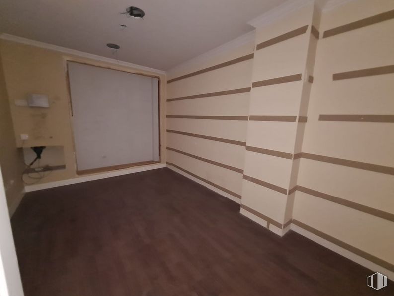 Retail for sale at Zona Centro, Segovia, 40002 with mirror, building, fixture, wood, door, flooring, floor, wood stain, hardwood and ceiling around