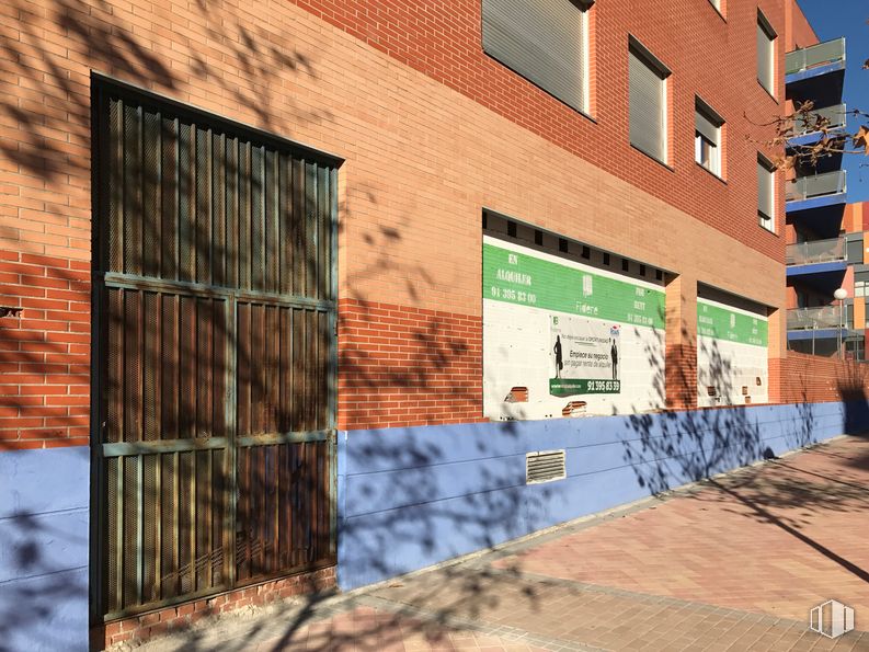 Local en alquiler en Calle Almonte, 16, Villa de Vallecas, Madrid, 28031 con ventana, edificio, madera, naranja, superficie de carretera, sombra, albañilería, ladrillo, barrio y propiedad material alrededor