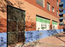 Local en alquiler en Calle Almonte, 16, Villa de Vallecas, Madrid, 28031 con ventana, edificio, madera, naranja, superficie de carretera, sombra, albañilería, ladrillo, barrio y propiedad material alrededor