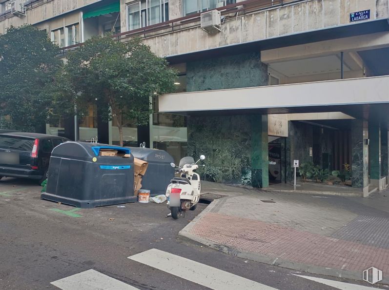 Retail for sale & for rent at Castellana/Salamanca, Salamanca, Madrid, 28006 with motorcycle, car, building, property, infrastructure, asphalt, road surface, vehicle, architecture and urban design around